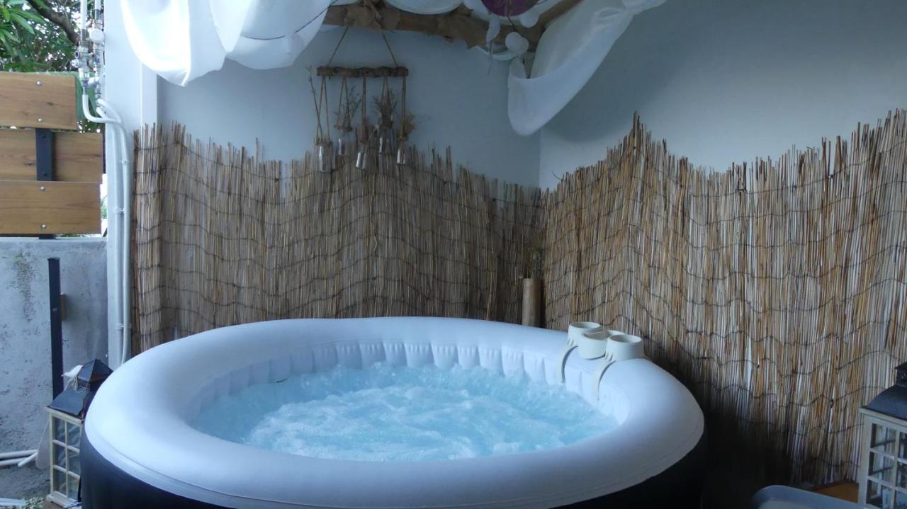 LONBRAZ VOLKAN meublé avec jacuzzi privatif Saint-Philippe Exterior foto